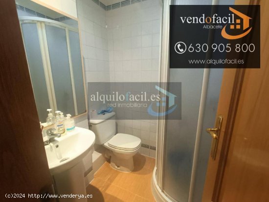 SE VENDE PISO CON GARAJE Y TRASTERO CON 4 HABITACIONES Y 2 BAÑOS POR 165000€