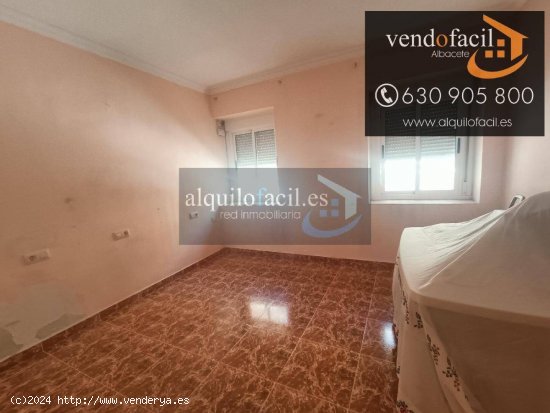 SE VENDE PISO EN ZONA BATALLA DEL SALADO CON PATIO DE 100 METROS CON 4 HABITACIONES POR 198000€