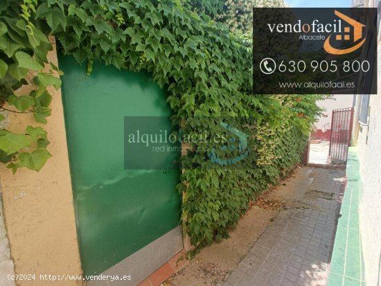 SE VENDE PISO EN ZONA BATALLA DEL SALADO CON PATIO DE 100 METROS CON 4 HABITACIONES POR 198000€