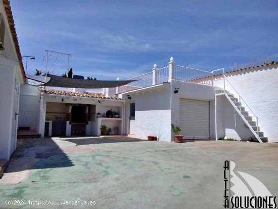  Oportunidad! Chalet pareado con amplia parcela y zona de BBQ privada en Urb. Bello Horizonte. 