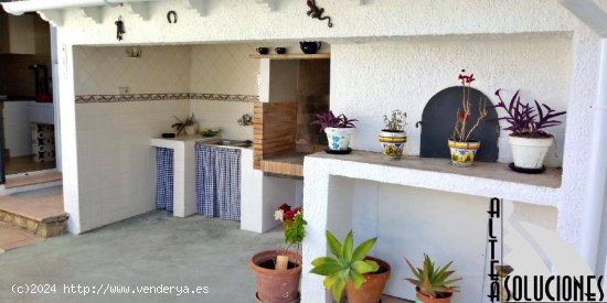 Oportunidad! Chalet pareado con amplia parcela y zona de BBQ privada en Urb. Bello Horizonte.