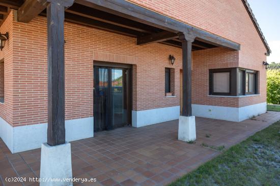 MAGNÍFICO CHALET INDEPENDIENTE EN CASTRONUEVO DE ESGUEVA. - VALLADOLID