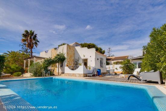 Se vende en La Zenia un precioso chalet de una sola planta - ALICANTE