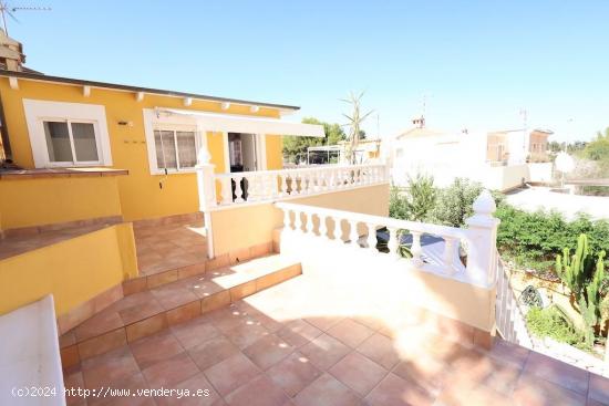  ADOSADO EN LOMAS DE CABO ROIG. 4 DORM. 3 BAÑOS. 129M2 DE CASA. 280M2 DE PARCELA. PISCINA PRIVADA. - 