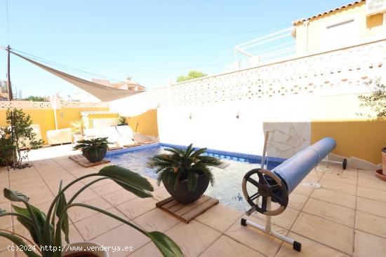 ADOSADO EN LOMAS DE CABO ROIG. 4 DORM. 3 BAÑOS. 129M2 DE CASA. 280M2 DE PARCELA. PISCINA PRIVADA. -