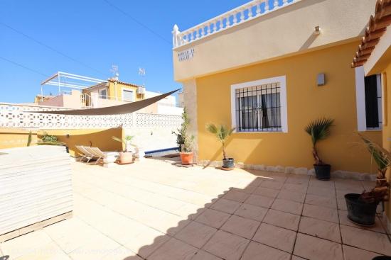 ADOSADO EN LOMAS DE CABO ROIG. 4 DORM. 3 BAÑOS. 129M2 DE CASA. 280M2 DE PARCELA. PISCINA PRIVADA. -