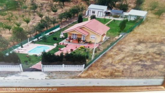  CASA CON FINCA Y PISCINA EN CABAÑAS RARAS - LEON 