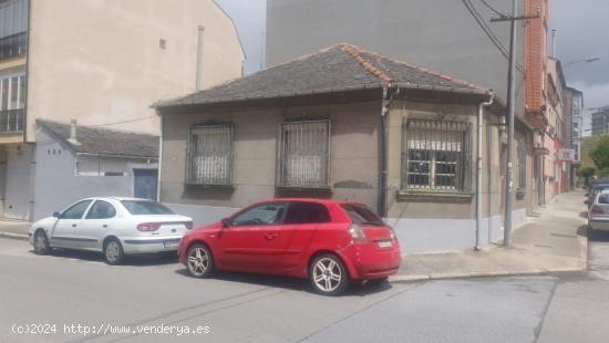  SE VENDE CASA CON PATIO EN BARRIO DE LOS JUDIOS - LEON 