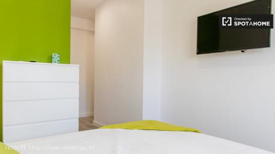 Se alquila habitación en apartamento de 5 dormitorios en Burjassot - VALENCIA