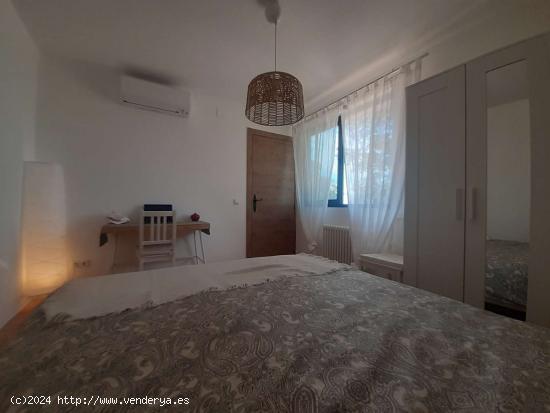 Se alquilan habitaciones en un apartamento de 3 dormitorios en Sarrià-Sant Gervasi - BARCELONA