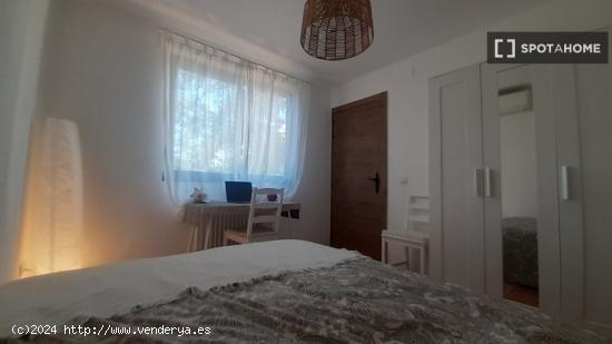 Se alquilan habitaciones en un apartamento de 3 dormitorios en Sarrià-Sant Gervasi - BARCELONA