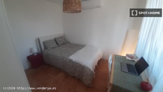 Se alquilan habitaciones en un apartamento de 3 dormitorios en Sarrià-Sant Gervasi - BARCELONA