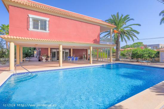 ESPECTACULAR VILLA INDEPENDIENTE DE 6 DORMITORIOS CON PISCINA PRIVADA - ZONA TORRETA FLORIDA - - ALI