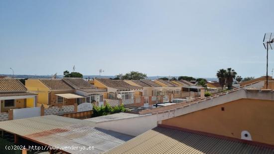 PEQUEÑO CHALET INDEPENDIENTE CON PISCINA COMUNITARIA - ZONA TORRETAS - - ALICANTE