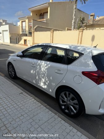 Toyota Auris Hybrid Active de 2015 con 114.500 Km por 12.500 EUR. en Alicante