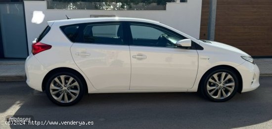 Toyota Auris Hybrid Active de 2015 con 114.500 Km por 12.500 EUR. en Alicante