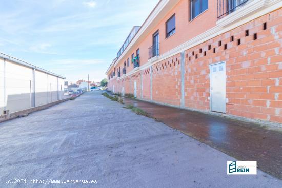 LOCAL COMERCIAL DE 129 M2 EN LA GRAN URBANIZACIÓN DE LA CALLE DULCINEA EN RECAS POR SOLO 23.000€.