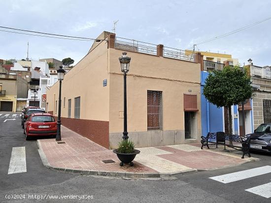  Se vende casa en casco antiguo de Oropesa, detrás del ayuntamiento. Casa con fachada a 3 calles - C 