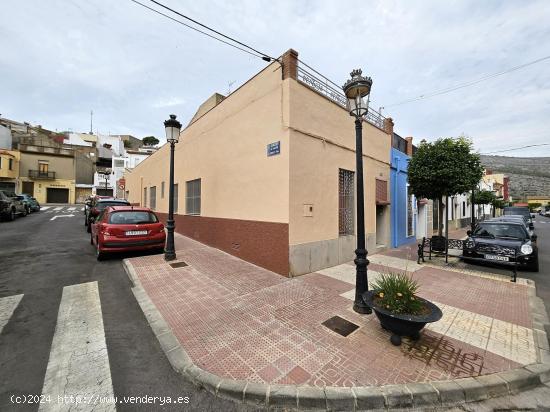 Se vende casa en casco antiguo de Oropesa, detrás del ayuntamiento. Casa con fachada a 3 calles - C