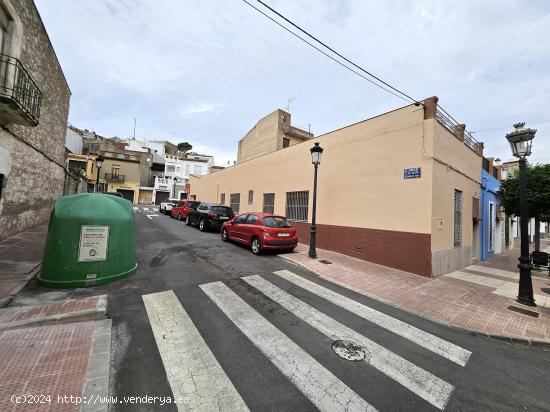 Se vende casa en casco antiguo de Oropesa, detrás del ayuntamiento. Casa con fachada a 3 calles - C