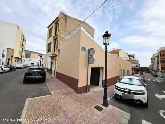 Se vende casa en casco antiguo de Oropesa, detrás del ayuntamiento. Casa con fachada a 3 calles - C