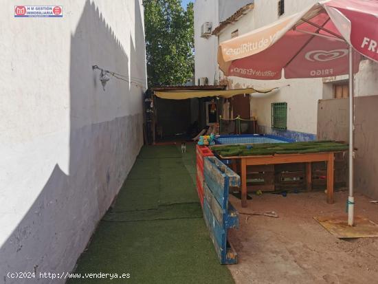 VENTA EN RENTABILIDAD. CASA JUNTO A LA ZONA DEL HOSPITAL, DE DOS PLANTAS, CON PATIO SEMIREFORMADA. -