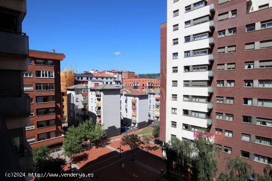 Se Vende Amplia Vivienda de 2 Dormitorios y 2 Baños en el Parque de Ametzola totalmente exterior - 