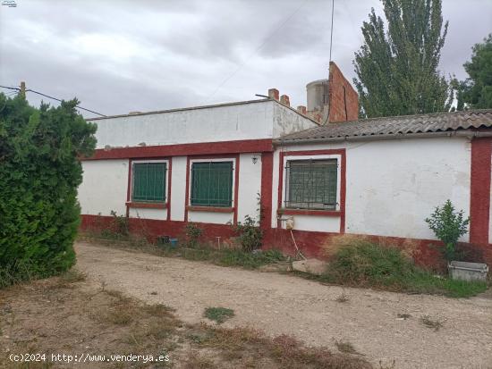 SE VENDE CASA CON TERRENO EN BELCHITE - ZARAGOZA