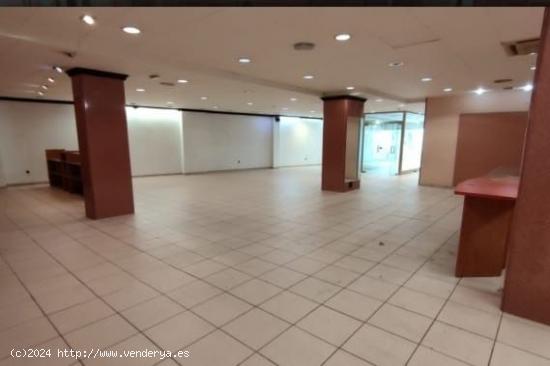 Local comercial de 280m² con gran escaparate - BARCELONA