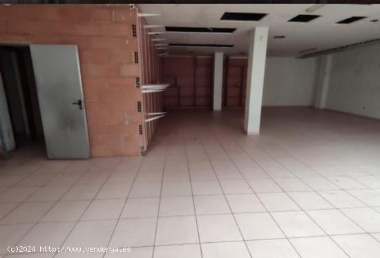 Local comercial de 280m² con gran escaparate - BARCELONA