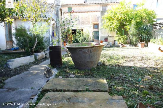 CASA SEÑORIAL DE PUEBLO DEL SIGLO XVII CON JARDÍN. - BALEARES