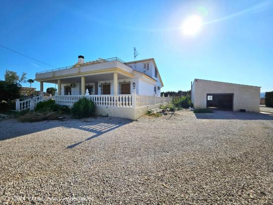 Chalet con cuatro dormitorios en la zona del Esparragal - MURCIA