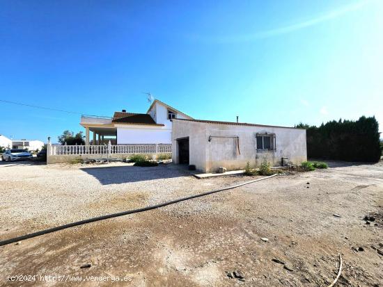 Chalet con cuatro dormitorios en la zona del Esparragal - MURCIA