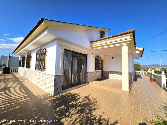 Chalet con cuatro dormitorios en la zona del Esparragal - MURCIA