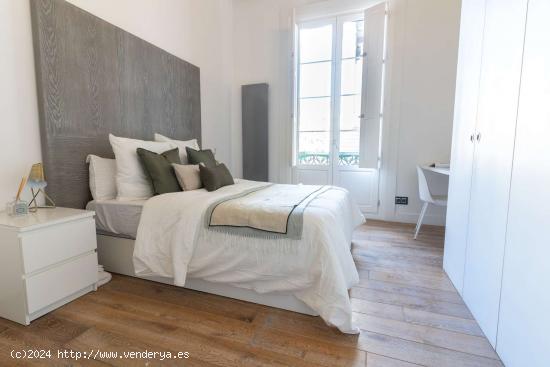  Se alquila habitación en piso de 6 habitaciones en Barcelona - BARCELONA 