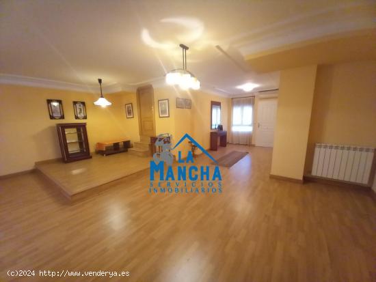  INMOBILIARIA LA MANCHA VENDE FANTÁSTICA CASA INDEPENDIENTE CON PATIO Y TERRAZA - ALBACETE 