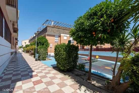 PRECIOSO ÁTICO CON AMPLIA TERRAZA Y COCHERA DOBLE - GRANADA