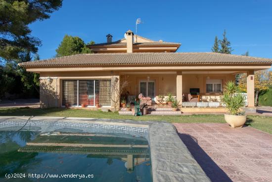 Espectacular chalet en plena naturaleza con vistas a la montaña - ALICANTE