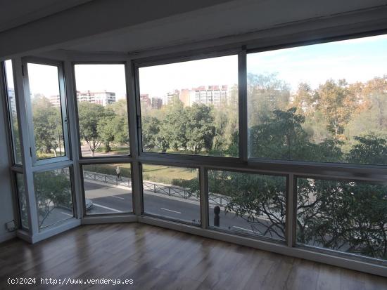 Piso de alquiler en el Carmen de 3 habitaciones y terraza - VALENCIA