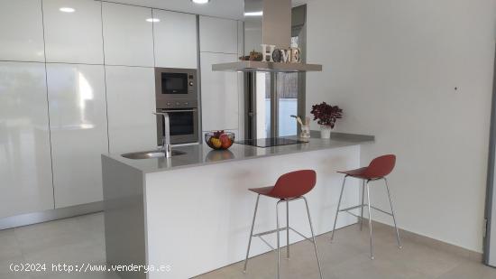 VILLA MODERNA 3 DORM.DE NUEVA CONSTRUCCIÓN EN VILLAMARTIN - ALICANTE