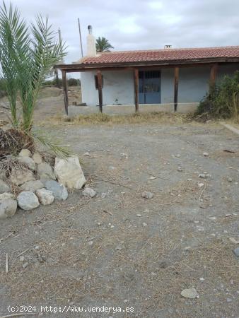 FINCA CON CASA  DE 204 M2  ZONA DE HUERCAL-OVERA - ALMERIA