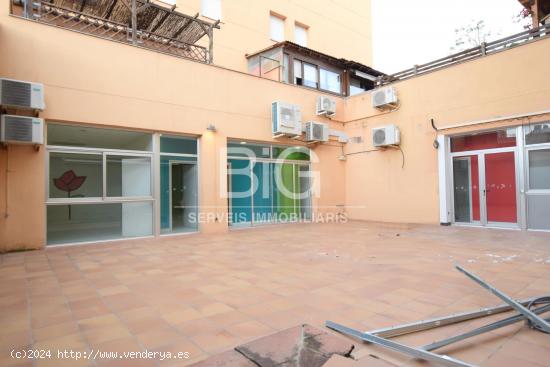 Local comercial con patio en alquiler - BARCELONA