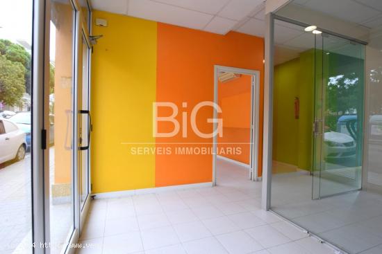 Local comercial con patio en alquiler - BARCELONA