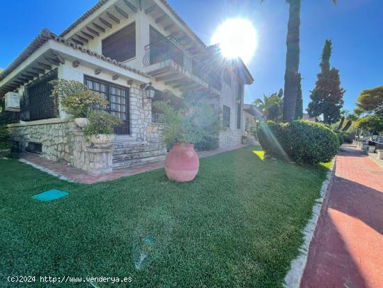 SE VENDE CHALET INDEPENDIENTE EN LA ZONA DE VISTAHERMOSA - ALICANTE