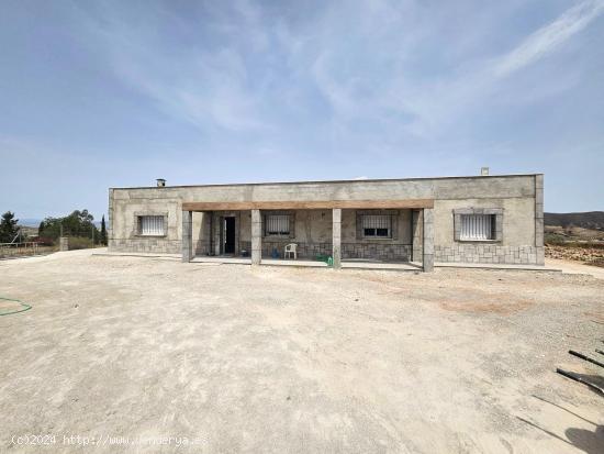 Chatel con cuatro dormitorios y garaje en Aguaderas, de obra nueva - MURCIA