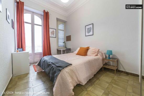 Amplia habitación con llave propia en piso compartido, Eixample - VALENCIA