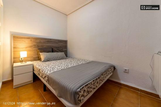 Habitación moderna en apartamento de 6 dormitorios en Rascanya - VALENCIA