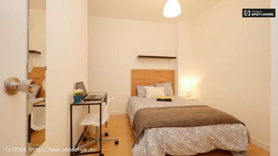 Habitación con cama doble en alquiler en un apartamento de 5 dormitorios en Poblenou - BARCELONA