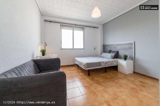 Encantadora habitación con cama doble en alquiler en Algirós - VALENCIA