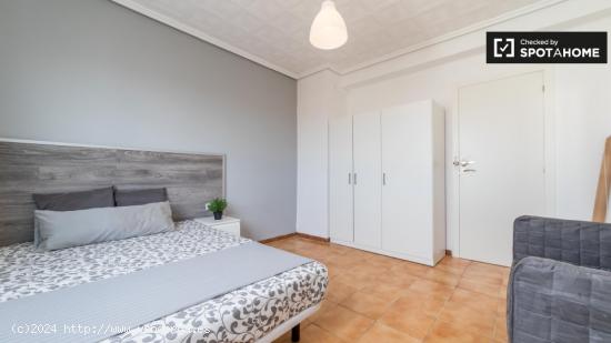 Encantadora habitación con cama doble en alquiler en Algirós - VALENCIA